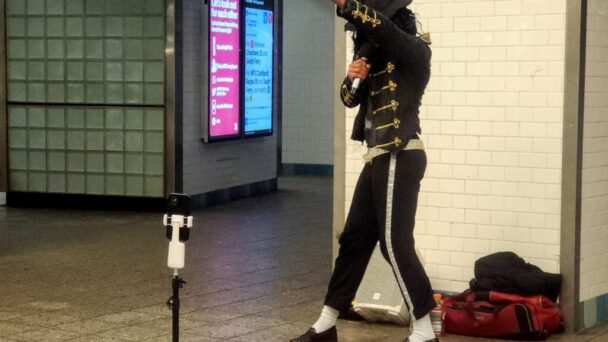 Michael Jackson vuelve a Times Square, personificado en un nuevo imitador