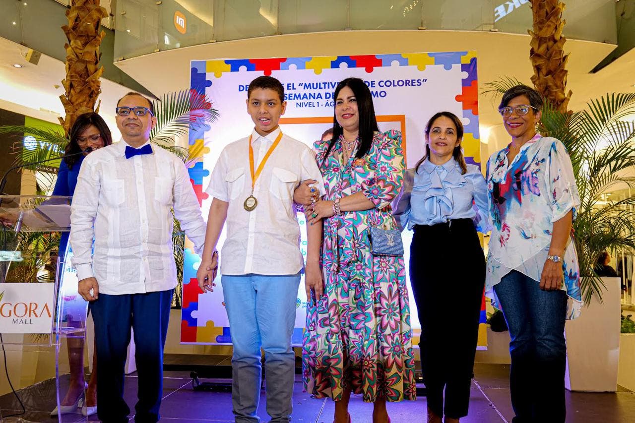 «Multiverso de Colores» la exposición de pinturas del niño con autismo Fernando Quiroz «Multiverso de Colores» la exposición de pinturas del niño con autismo Fernando Quiroz
