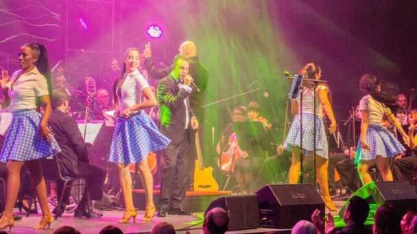 Alex Bueno celebra 40 años en escena junto a 70 músicos