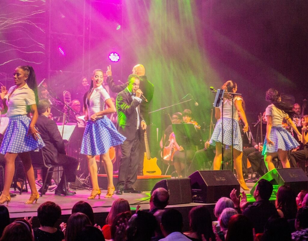 Alex Bueno celebra 40 años en escena junto a 70 músicos Alex Bueno celebra 40 años en escena junto a 70 músicos