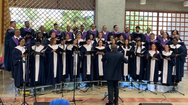 Coro Arquidiocesano de Santiago lleva evangelio a través del canto