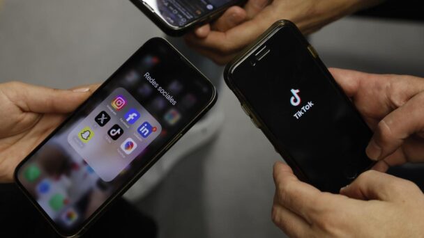 TikTok afirma que ha neutralizado a 15 campañas por influir en el discurso político internacional