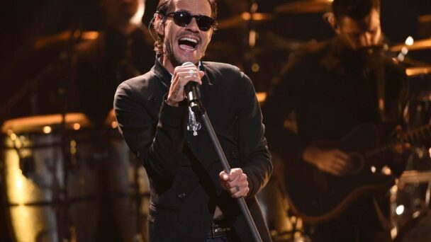 Marc Anthony llena de luz y ritmos de salsa el Navarra Arena con un público entregado