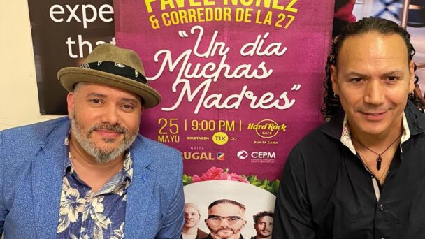 Pavel Núñez entrega memorabilia de Hard Rock Cafe Punta Cana