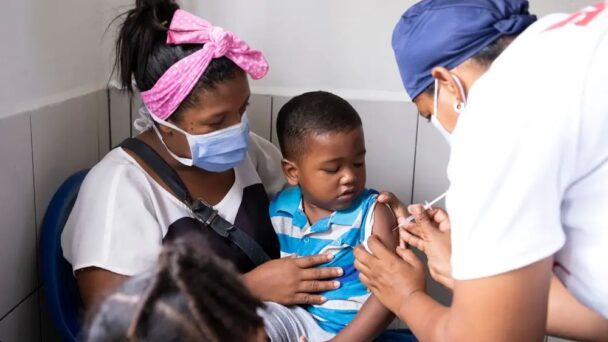 La importancia de vacunar los niños contra a gripe