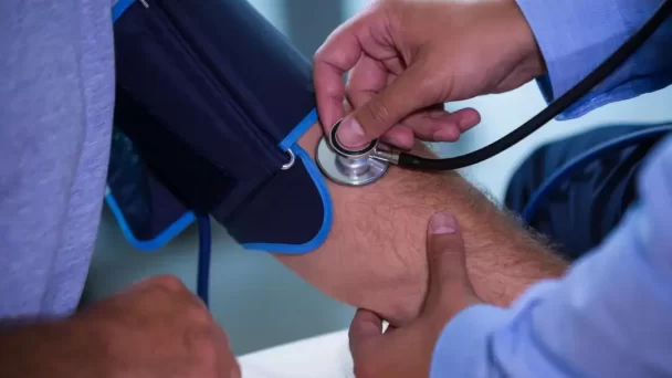 ¿Cómo puede la hipertensión arterial perjudicar la función de tus riñones?