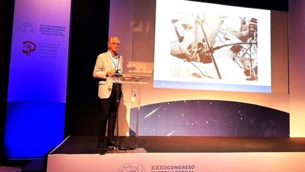Neurocirujano EE.UU presenta en RD procedimiento en temblores hereditarios
