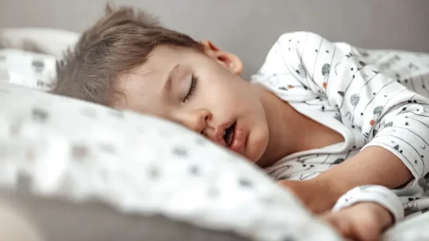 Signos de la apnea obstructiva del sueño en niños: roncar y no descansar
