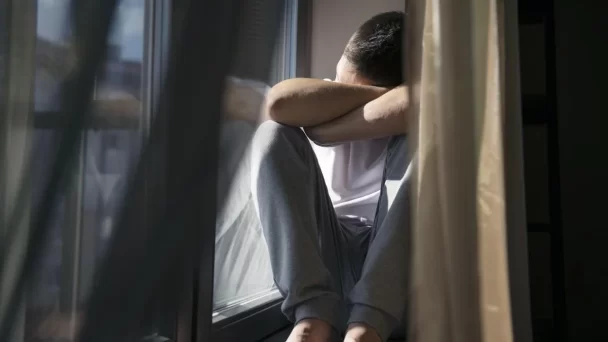 Hospitalizaciones por conducta suicida en jóvenes españoles se cuadruplican en dos décadas, con un aumento alarmante pospandemia