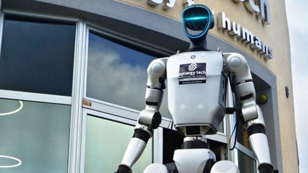 Llega a España la 'Alexa' de la limpieza: así es el robot humanoide que limpia toda la casa por ti