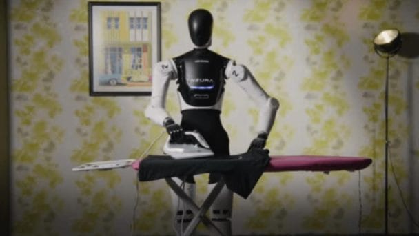Vídeo | Una reportera la lía con un robot en el ISE de Barcelona: prueba su 'resistencia' y lo rompe